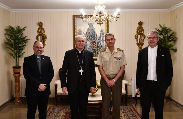 El Obispo despide y agradece su labor al Subdelegado de Defensa, Manuel Ignacio Martín Porres