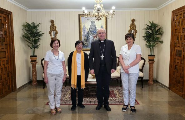 Visita de la Institución Teresiana al Obispo en el marco de su centenario