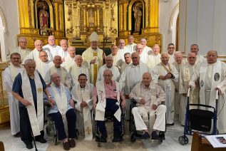 Sacerdotes mayores reciben el sacramento de la Unción en la solemnidad del Sagrado Corazón de Jesús