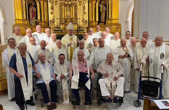 Sacerdotes mayores reciben el sacramento de la Unción en la solemnidad del Sagrado Corazón de Jesús
