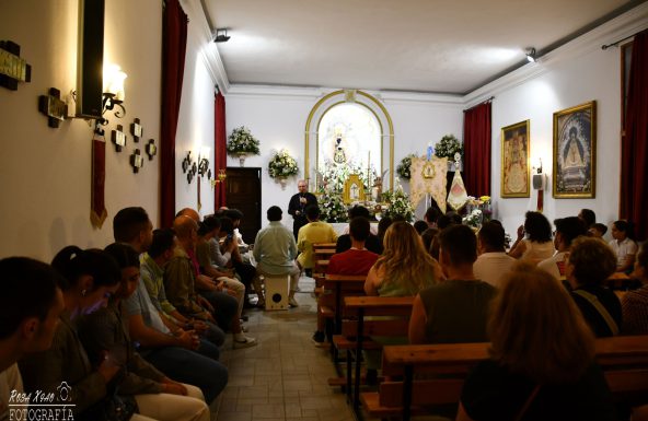 Los jóvenes marteños se reúnen, como cada mes, para adorar a Jesús Eucaristía