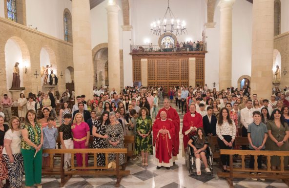 Celebración del Sacramento de la Confirmación en la parroquia de San Pedro de Torredonjimeno