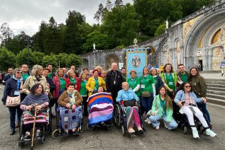 La procesión de antorchas y la misa en la gruta de las apariciones marcan las primeras horas de la peregrinación diocesana a Lourdes