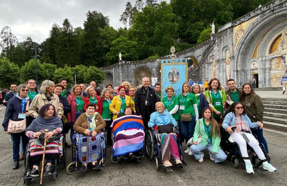 La procesión de antorchas y la misa en la gruta de las apariciones marcan las primeras horas de la peregrinación diocesana a Lourdes