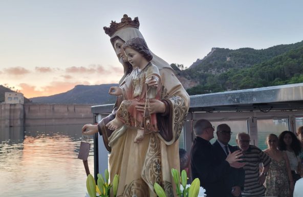 La Virgen del Carmen bendice las aguas del Tranco