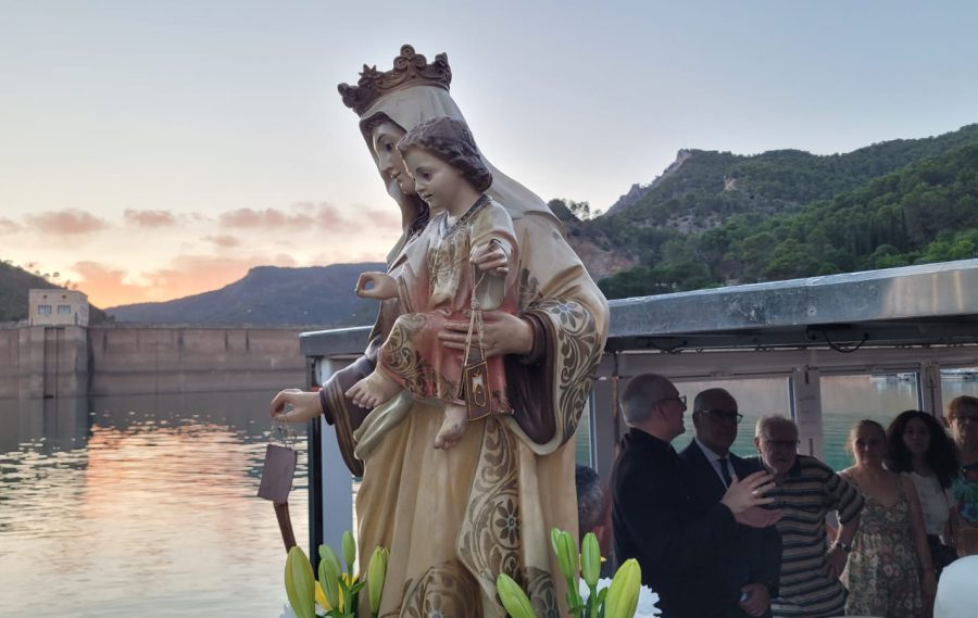 La Virgen del Carmen bendice las aguas del Tranco