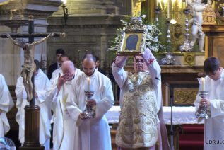 En la solemnidad de la Asunción, se presentan a los niños ante la Virgen de la Antigua