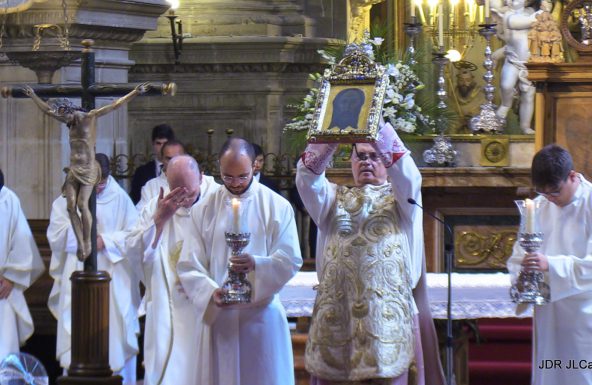 En la solemnidad de la Asunción, se presentan a los niños ante la Virgen de la Antigua