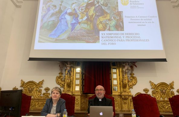 El juez del Tribunal Eclesiástico diocesano, D. Francisco Carrasco, ofrece una ponencia en la Universidad de Salamanca