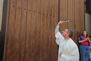 Un día para la historia: queda bendecida la nueva puerta del templo de La Inmaculada y San Pedro Pascual de Jaén