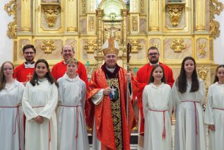 El Obispo imparte el Sacramento de la Confirmación al grupo de monaguillos de la parroquia de Orcera