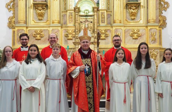 El Obispo imparte el Sacramento de la Confirmación al grupo de monaguillos de la parroquia de Orcera