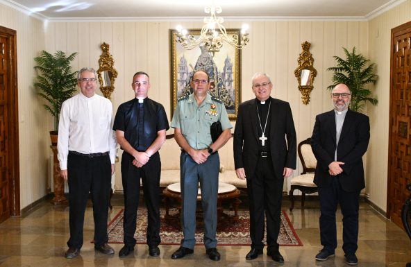 El Obispo de Jaén recibe al nuevo coronel director de la Academia de la Guardia Civil en Baeza