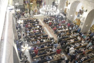 Mayores, enfermos e impedidos ponen sus sufrimientos y oraciones a los pies de la Virgen de la Cabeza, en la Peregrinación Blanca  