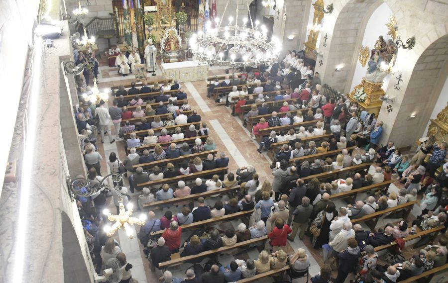 Mayores, enfermos e impedidos ponen sus sufrimientos y oraciones a los pies de la Virgen de la Cabeza, en la Peregrinación Blanca  