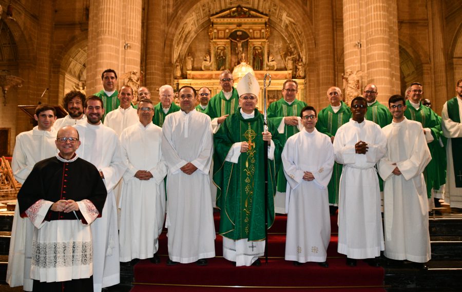 5 seminaristas y 4 aspirantes al diaconado permanente reciben los ministerios del acolitado y del lectorado