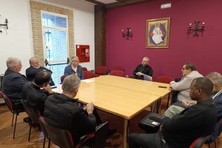 Los sacerdotes con cambio de destino pastoral se reúnen con el Obispo