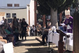 El Obispo celebra la Eucaristía en el cementerio parroquial de Bailén, en el día de todos los fieles difuntos