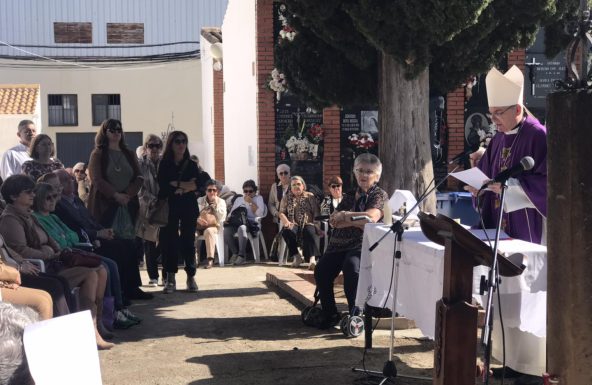 El Obispo celebra la Eucaristía en el cementerio parroquial de Bailén, en el día de todos los fieles difuntos