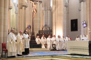 Don Sebastián presente en la Eucaristía en memoria de las víctimas de la DANA en la Almudena