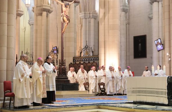 Don Sebastián presente en la Eucaristía en memoria de las víctimas de la DANA en la Almudena