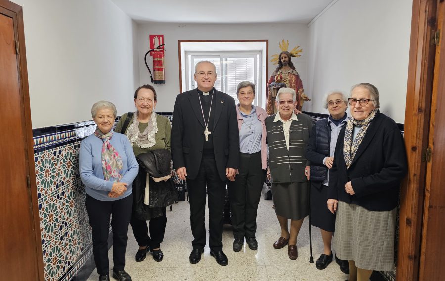 Las Hijas de Cristo Rey de Villanueva del Arzobispo reciben la visita del Obispo