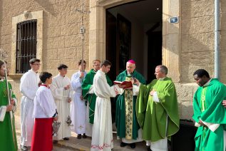 Don Sebastián bendice e inaugura la casa parroquial de San Andrés Apóstol de Villanueva del Arzobispo