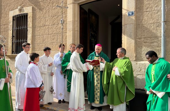 Don Sebastián bendice e inaugura la casa parroquial de San Andrés Apóstol de Villanueva del Arzobispo