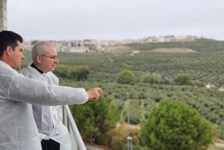 El Obispo visita las instalaciones de la cooperativa del Pilar de Villacarrillo