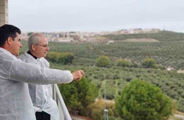 El Obispo visita las instalaciones de la cooperativa del Pilar de Villacarrillo