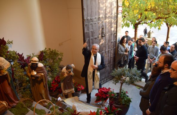 El Obispo bendice el Belén del Palacio Episcopal, junto a la curia diocesana y los seminaristas