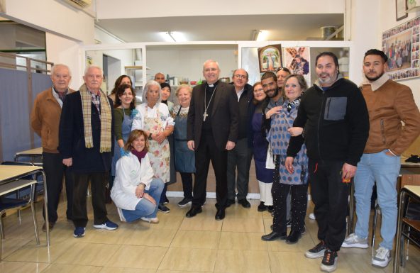 Don Sebastián conoce la labor que se lleva a cabo en el comedor de San Roque