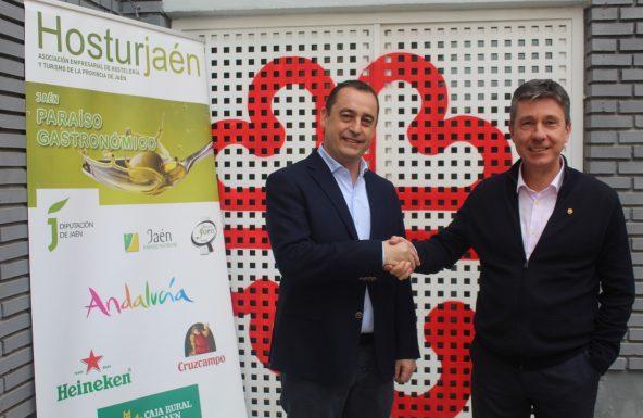 HosturJaén entrega a Cáritas los casi 11.400 euros de su paella solidaria para las víctimas de la Dana