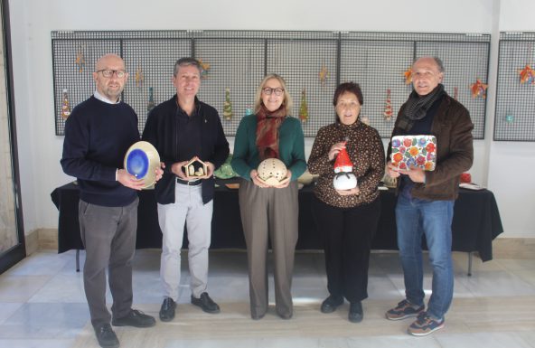 El Colegio de Arquitectos acoge el Mercadillo Navideño del taller de alfarería de Cáritas