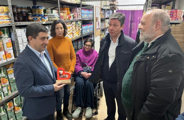 El presidente de la Diputación visita las instalaciones de la Despensa de Cáritas Interparroquial de Jaén