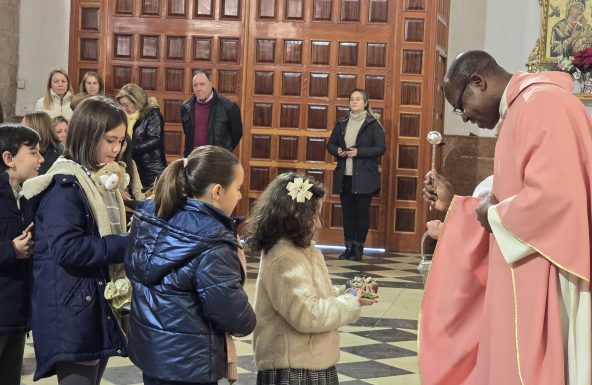 Torredelcampo celebra, con la entrañable bendición de los Belenes de los niños, el domingo de la alegría