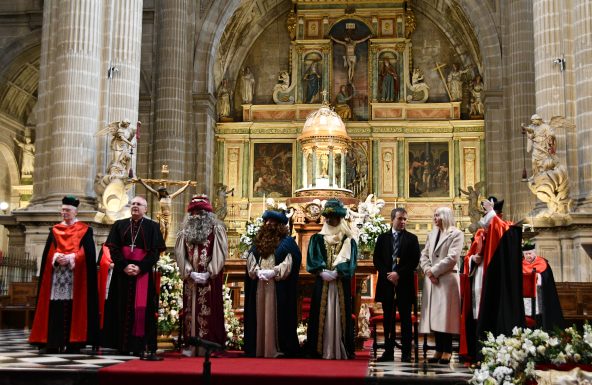 Los Magos de Oriente adoran al Niño Jesús en la Catedral antes de llevar la ilusión a los niños de Jaén