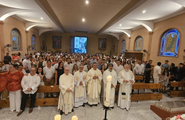 La parroquia de Santa Teresa de Úbeda reúne a casi un centenar de confirmandos en una celebración multitudinaria