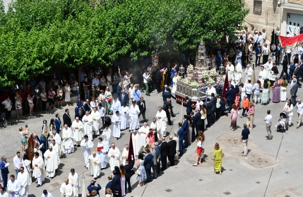 El Santísimo Sacramento sale a las calles para llenar de esperanza los corazones de los jiennenses