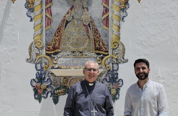 La Cofradía de la Santísima Virgen de la Fuensanta de Alcaudete inaugura un retablo cerámico en memoria de la Coronación Canónica Pontificia