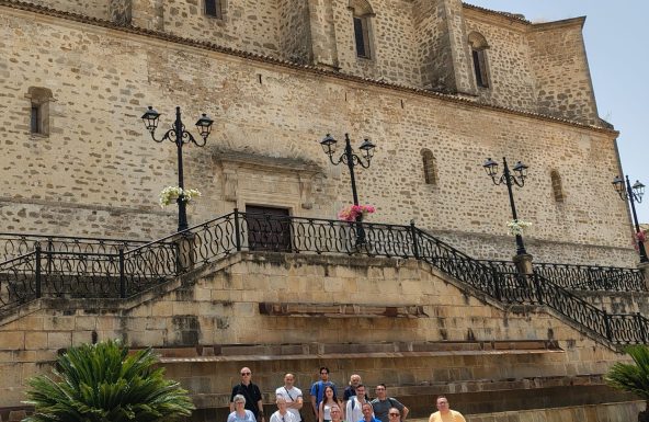 Un grupo de internos de la Prisión Provincial visita la parroquia de Villacarrillo