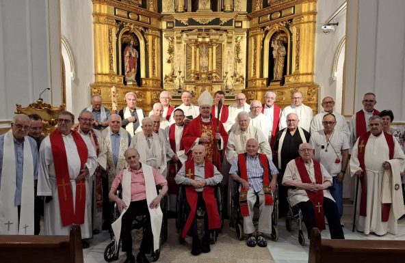 Los sacerdotes mayores de la Diócesis reciben la Unción de los Enfermos en una jornada de convivencia fraterna