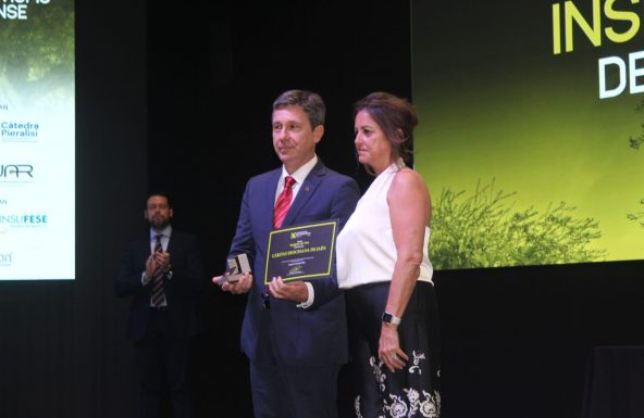 Cáritas recibe la Insignia de Oro de Cooperativas Agro-alimentarias de Jaén por su acogida a las personas temporeras