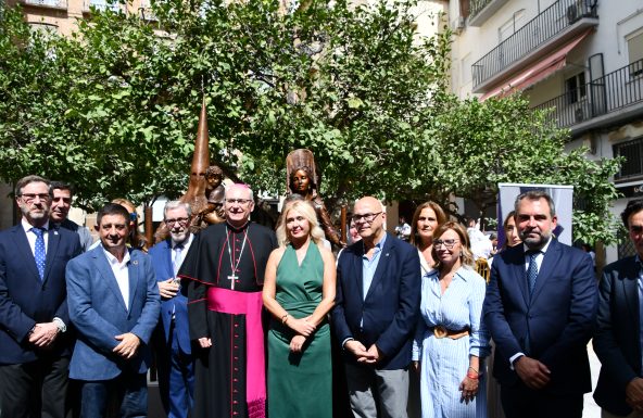 El Obispo bendice el monumento al cofrade, situado en la señera plaza Cervantes
