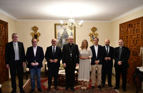 El Obispo de Jaén se reúne con el Delegado del Gobierno de la Junta de Andalucía para abordar diversos aspectos del Rosario Magno