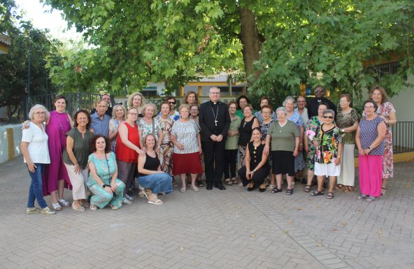 El Obispo inaugura el curso de «La Reunión» de Pegalajar, un proyecto de Cáritas dirigido a mayores