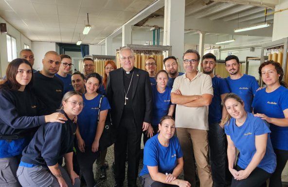 Don Sebastián visita algunos de los talleres artesanos fundadores de la Asociación Jiennense de Arte Sacro