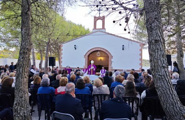 La comunidad de Noalejo se reúne en el cementerio para celebrar la fe en la Resurrección