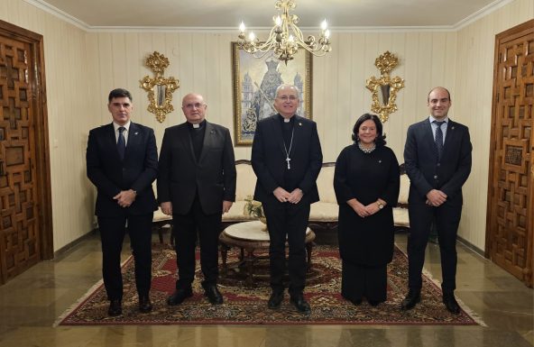 La Cofradía de la Buena Muerte presenta al Obispo el programa de su centenario