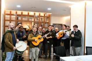 Los seminaristas felicitan la Navidad al Obispo